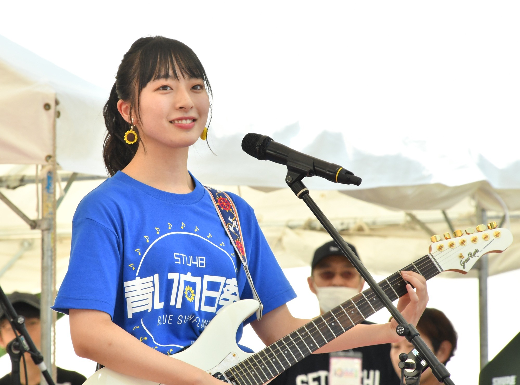 Stu48発のガールズバンド 青い向日葵 Tif19の野外会場でパフォーマンス この光景がすごいな 4枚目の写真 画像 Rbb Today