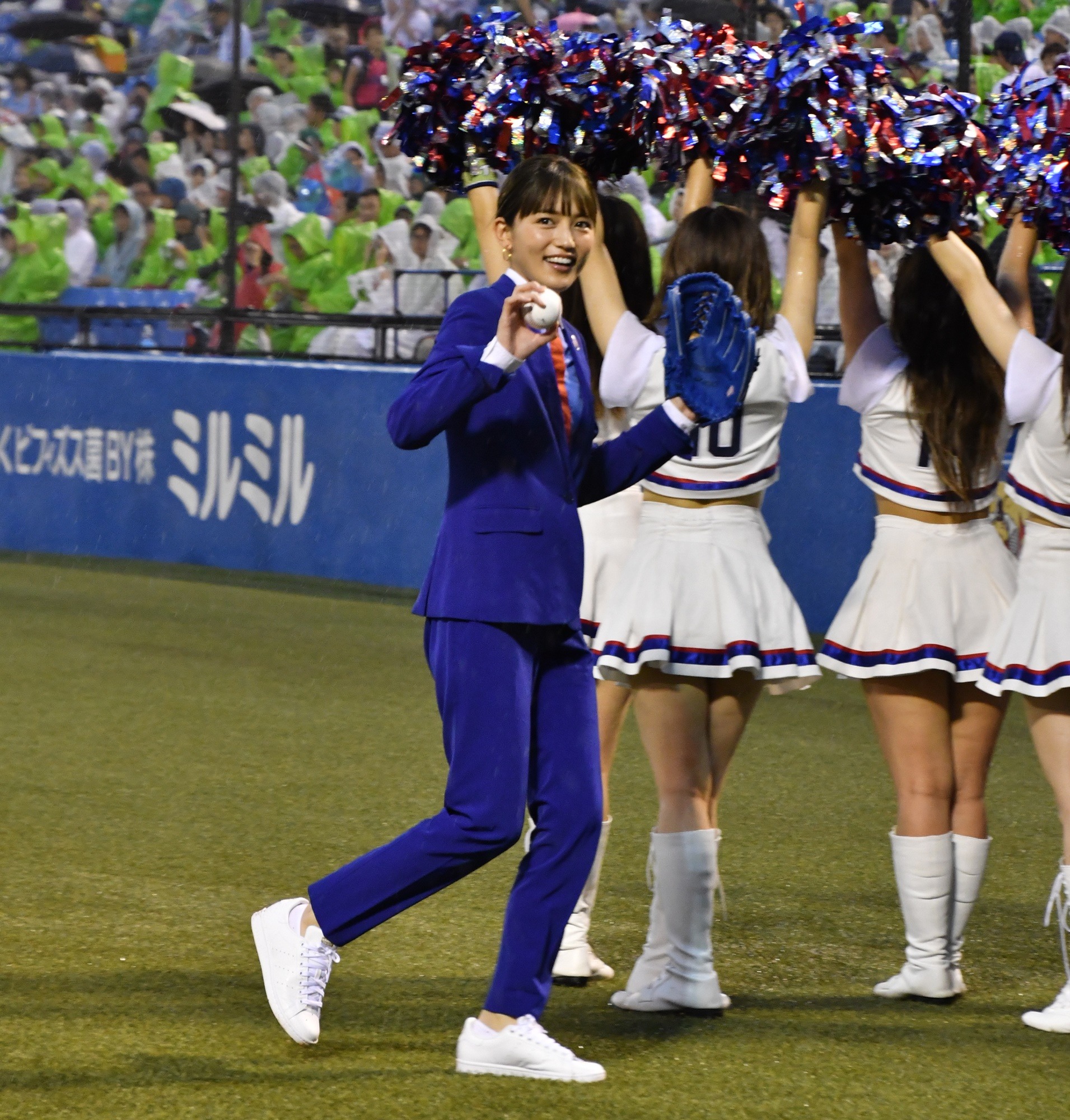 川口春奈がスーツ姿で始球式 ナイスピッチングで リベンジ 達成 2枚目の写真 画像 Rbb Today 川口春奈がスーツ姿で始球式 ナイスピッチングで リベンジ 達成 2枚目の写真 画像 Rbb Today