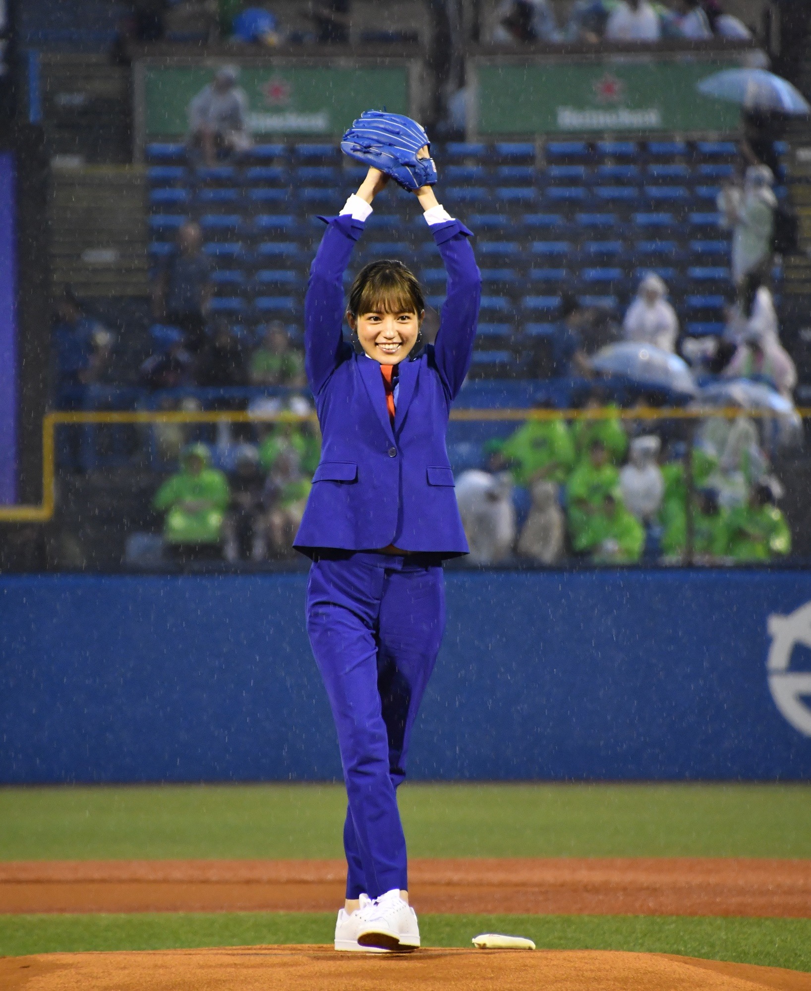 川口春奈がスーツ姿で始球式 ナイスピッチングで リベンジ 達成 4枚目の写真 画像 Rbb Today