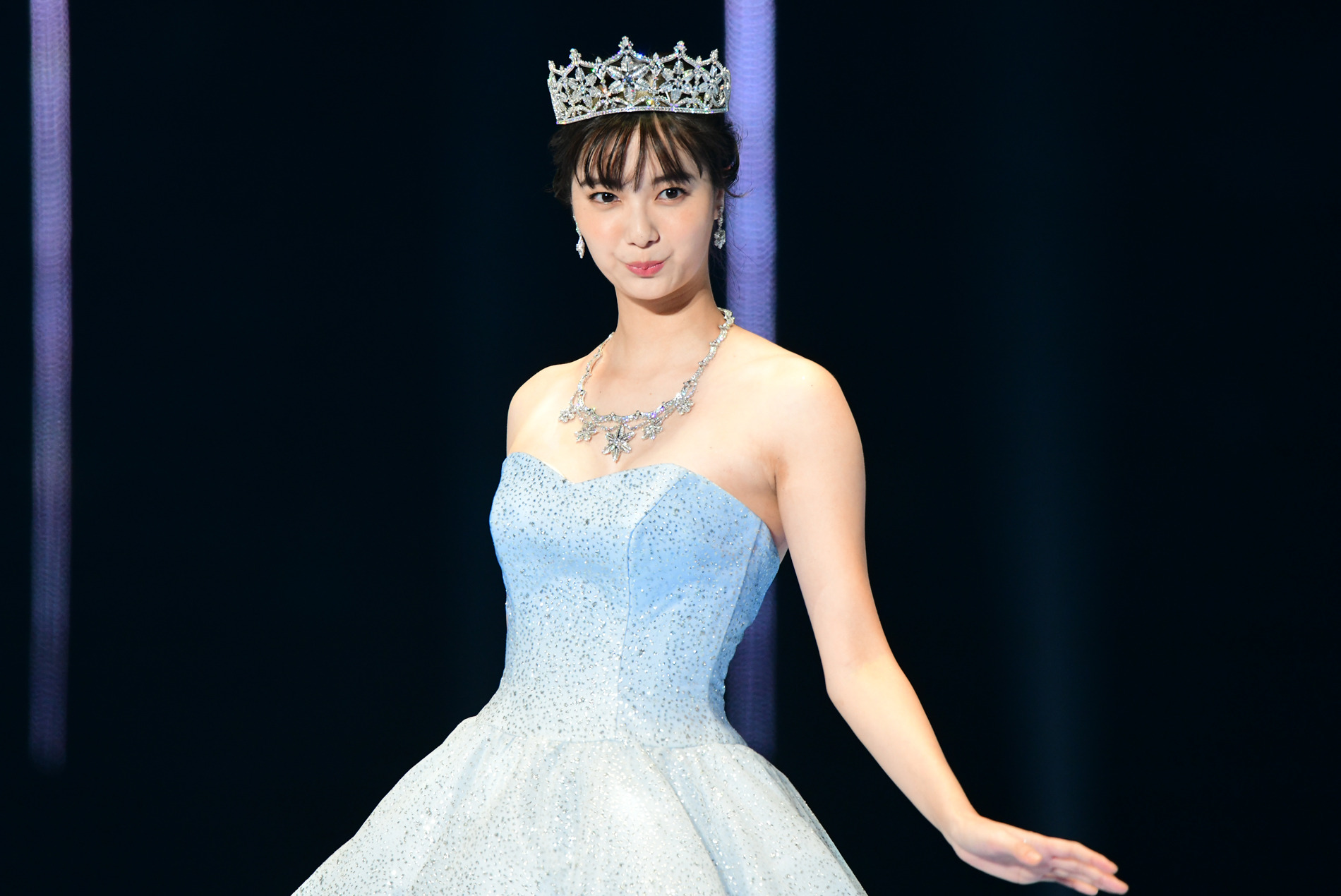 Tgc 2019 新婚の新川優愛 12億円のティアラに緊張 2枚目の写真 画像 Tgc 2019 新婚の新川優愛 12億円のティアラに緊張 2枚目の写真 画像