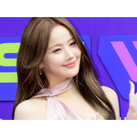 超ミニスカでインナー見せ…ベル、“短すぎ”な大胆衣装に視線集中「これは危険」「わぁぁ」