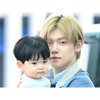 TXT・ヨンジュン、赤ちゃんを抱えて空港に登場！お父さんのような姿を見せたメンバーたちも話題