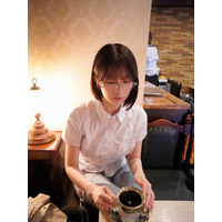 NMB48・安部若菜、メガネ姿でレトロ喫茶を満喫！知的な横顔でファン魅了