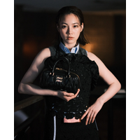 のん、洗練されたmiumiuコーデ披露！「やっとお会いできた」齋藤飛鳥とのツーショットも公開