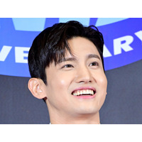 東方神起・チャンミン、日ごとに増す輝き…日本で白タキシード姿披露「かっこよすぎ」