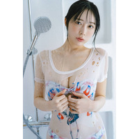 七海りお、花柄のビキニ姿でグラビア登場！スタイルの良さが際立つカット掲載