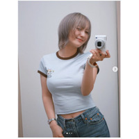 伊藤愛真、ホワイトベージュのショートウルフに！ヘソちらファッションも反響