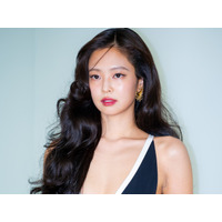 上半身の布面積が…BLACKPINK・ジェニー、みぞおちまで丸見え“ギリギリ”衣装で視線独占