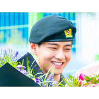 「前向きで情が深い、人生のコーチ」BTS・V、兵役中の美談が話題！同期が遅れて公開