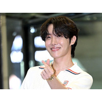 膝上のタトゥーもチラッ…BTS・J-HOPE、“ハーフパンツ”コーデで魅せる唯一無二のファッションセンス