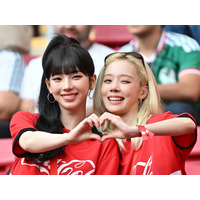 aespa・カリナとウィンター、韓国代表のW杯初戦に登場！　赤ユニ姿で現地応援、国旗掲げ笑顔も