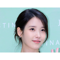 涙の謝罪の後は笑顔で登場！IU、知人の結婚式での近況が話題　共演の子役と感動の再会も