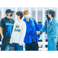 金髪×ブルージャケットが鮮やかなV、デニムセットアップでクリーンなJIN！BTSの5人がスペインへ