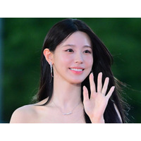 “ほぼ紐ドレス”で話題を集めたミヨン、パツパツ衣装で見せた圧巻ボディライン「心臓飛び出る」