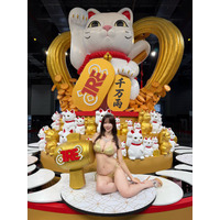 鈴木ふみ奈、台湾で幸せ溢れる誕生日報告！圧巻のゴールドビキニ姿に「美ボディすぎる」ファン歓喜
