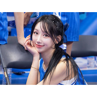 デカすぎて今にもこぼれ出そう…“豊満ボディ”際立つドレス姿に視線集中、韓国人気チアのホ・スミ