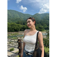 村重杏奈、ワンショルダーのタンクトップで夏の白川郷を満喫！