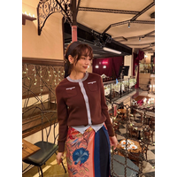 のん、ドラマのオフショットを公開！花柄＆ドットのスカーフを取り入れたコーデが「着こなしていておしゃれ」と好評