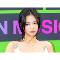 ほぼ見えてる…BLACKPINK・ジェニー、大胆すぎる“スケスケ”衣装で視線強奪「うわあああ」「すごい」