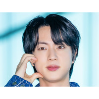 「パリが輝くのは彼の美貌のおかげ」BTS・JIN、“彫刻級”の容貌を存分に見せた単独撮影