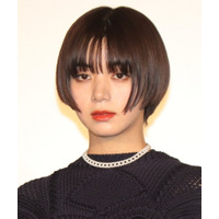 池田エライザ、真っ赤なミニスカート＆ひざ丈ブーツのコーディネートを披露　「かっこよすぎる…」とファン絶賛の声