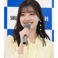 元日向坂46・佐々木美玲、海辺で魅せた“白ワンピ”姿を披露　透明感あふれるショットに反響