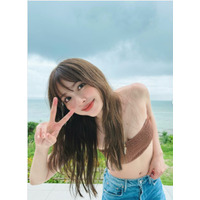 「まだ夏…だよね？」内田理央、チューブトップで大胆に肌見せしたオフショット公開！「可愛すぎ」とファン歓喜