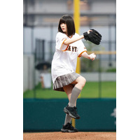 ナナニジ南伊織が雨のマウンドへ！巨人vs中日戦で始球式に挑戦