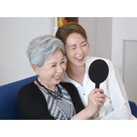 SHIHO、73歳の母親が韓国でテレビ初登場、100歳の祖母と“3世代3ショット”も公開