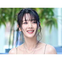“胸元ぱっくり”ドレス姿のミンニ、ふくらみのぞく大胆衣装に「こんなに見せていいの？」