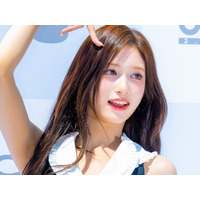 本当に10代…？IVE・イソ、ずり落ちそうな“紐無し”ドレスで豊かなボリューム感「ギリギリ」「やば」