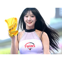 「パンパンや」胸もと強調タイトトップスに視線集中、韓国人気美女チアの豊満スタイルに絶賛の声