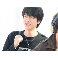 BTS・JIN、“JUNG KOOKを身にまとって”空港に登場　5人が南米ツアーに向けて出国