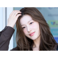 ミニ丈でギリギリ？TWICE・サナ、大胆な“お座りポーズ”に視線集中「うわぁ！」「これは反則」