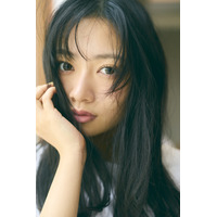 乃木坂46・小津玲奈、6期生グラビア企画「Nogizaka Colors」第5弾に登場！