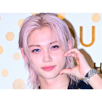 Stray Kids・フィリックス、胸元まで伸びたブロンドヘアが印象的… パリで見せた“スーツ姿”にうっとり