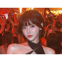 開きすぎてはみ出てるよ…大胆カットの衣装でコンサートを見に行ったDJ SODAに視線釘付け