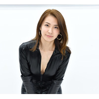 戸田れい、ボディラインくっきりのキャットスーツで胸元チラリ「なぜか下着で監禁されました」