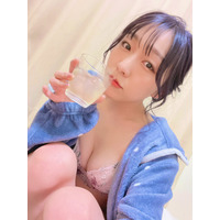 須田亜香里、もこもこルームウェア＋ランジェリーのラフな姿で谷間を露出