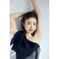 上戸彩、変わらぬ美貌とスタイルを大胆見せ！透明感溢れる色白素肌をのぞかせて…