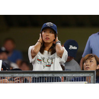 里田まい、結婚12周年でマー君とラブラブショット公開