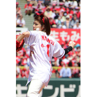神田愛花、初の始球式で見事なノーバウンド投球！