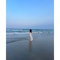 桜井日奈子、『10周年記念写真集』からビーチでの1枚！衣装がなびく美しい後ろ姿披露