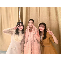 アンミカ、本田望結・紗来姉妹とピースサインで3ショット！ 番組収録のオフショットを公開