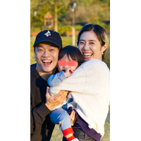 おばたのお兄さん、妻・山崎夕貴アナと息子との笑顔あふれる3ショット！ 家族3人で故郷へ帰省
