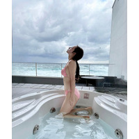 あのん、海沿いのサ活ショットで“眼福”美ボディ！