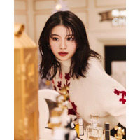 「素敵すぎ」出口夏希、シャネルのクリスマスニット姿が好評