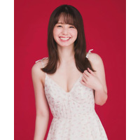 小池里奈、胸元開きワンピで美谷間ちらり！『アサヒ芸能』オフショット公開