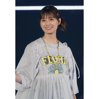 東京カレンダー、ケーキを堪能する小坂菜緒カット公開