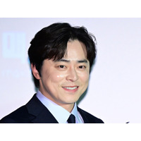 女装で『百想』最優秀演技賞も受賞…俳優チョ・ジョンソク、2025年最も影響力のある男優に！